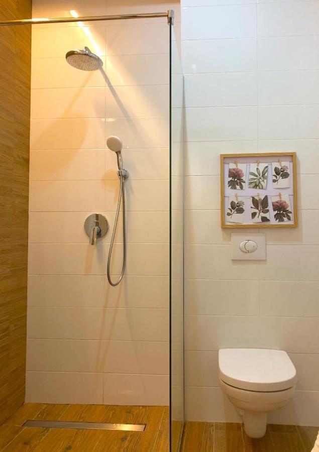 Centrally Located Apartment Overlooking Vermanes Park Riga Kültér fotó